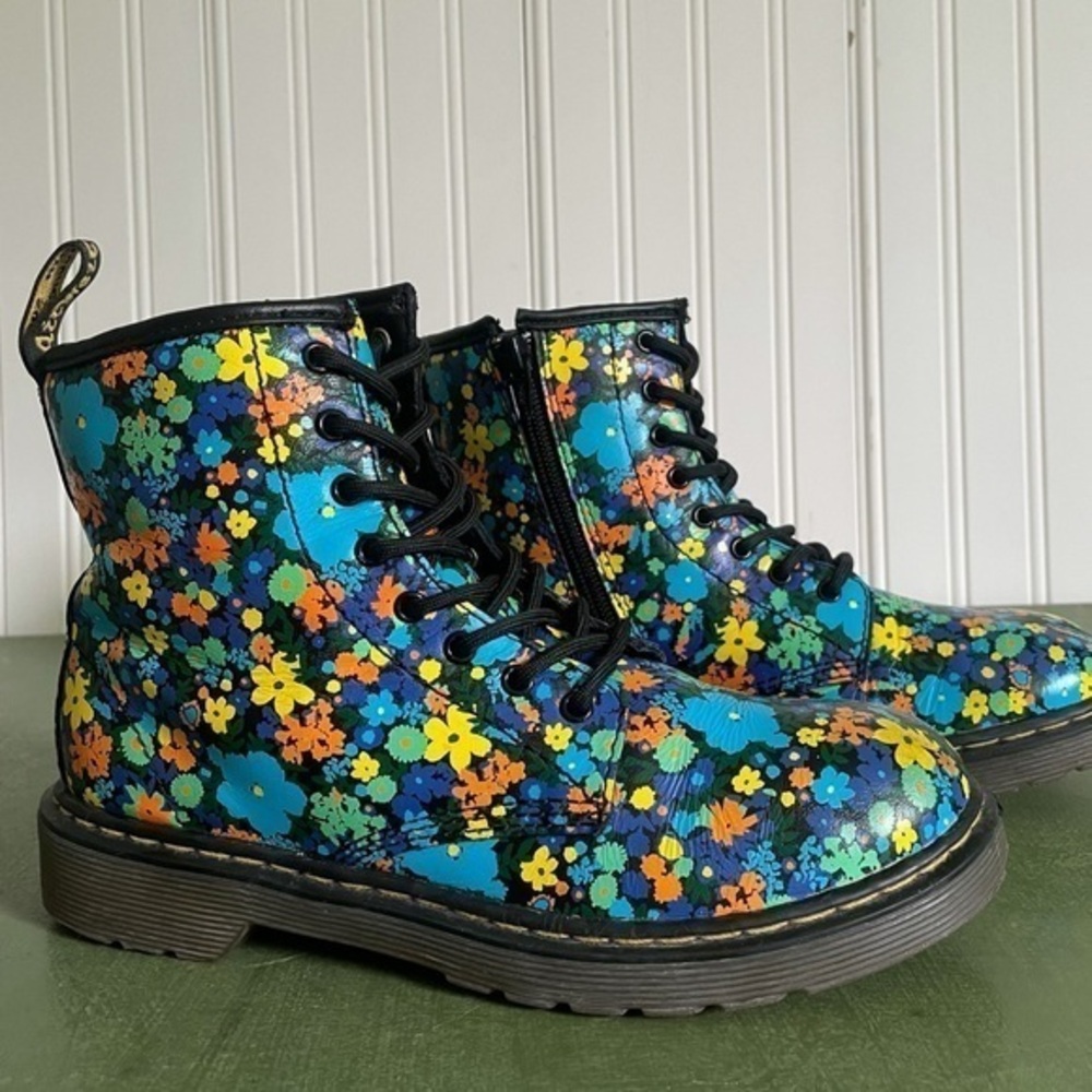 Dr Martens Floral DELANEY 8 Eyelet Ankle Boots